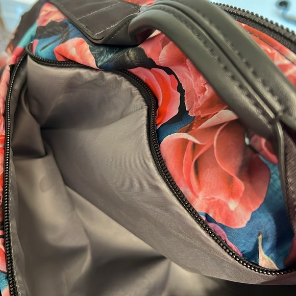 Lululemon Athletica Women’s Yoga On the Fly Duffel Travel Bag / Secret Garden - Picture 9 of 10